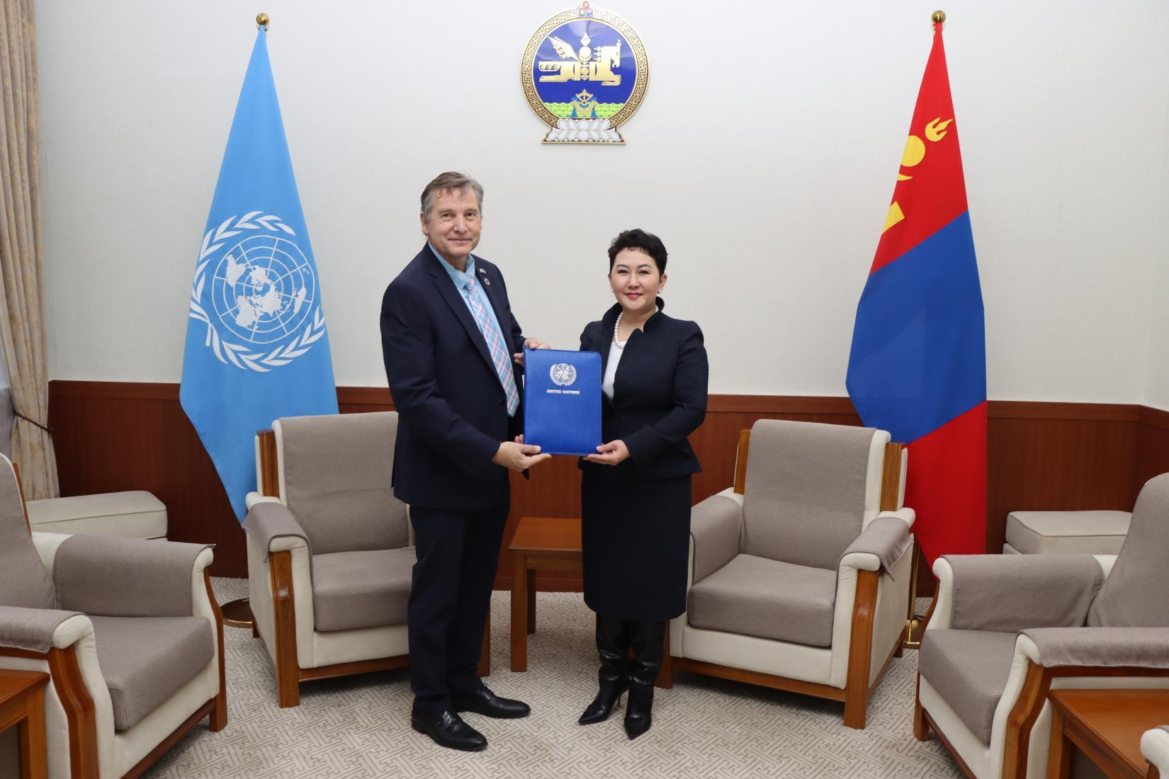 The Resident Coordinator of Mongolia meets with a high-level government official in Mongolia.