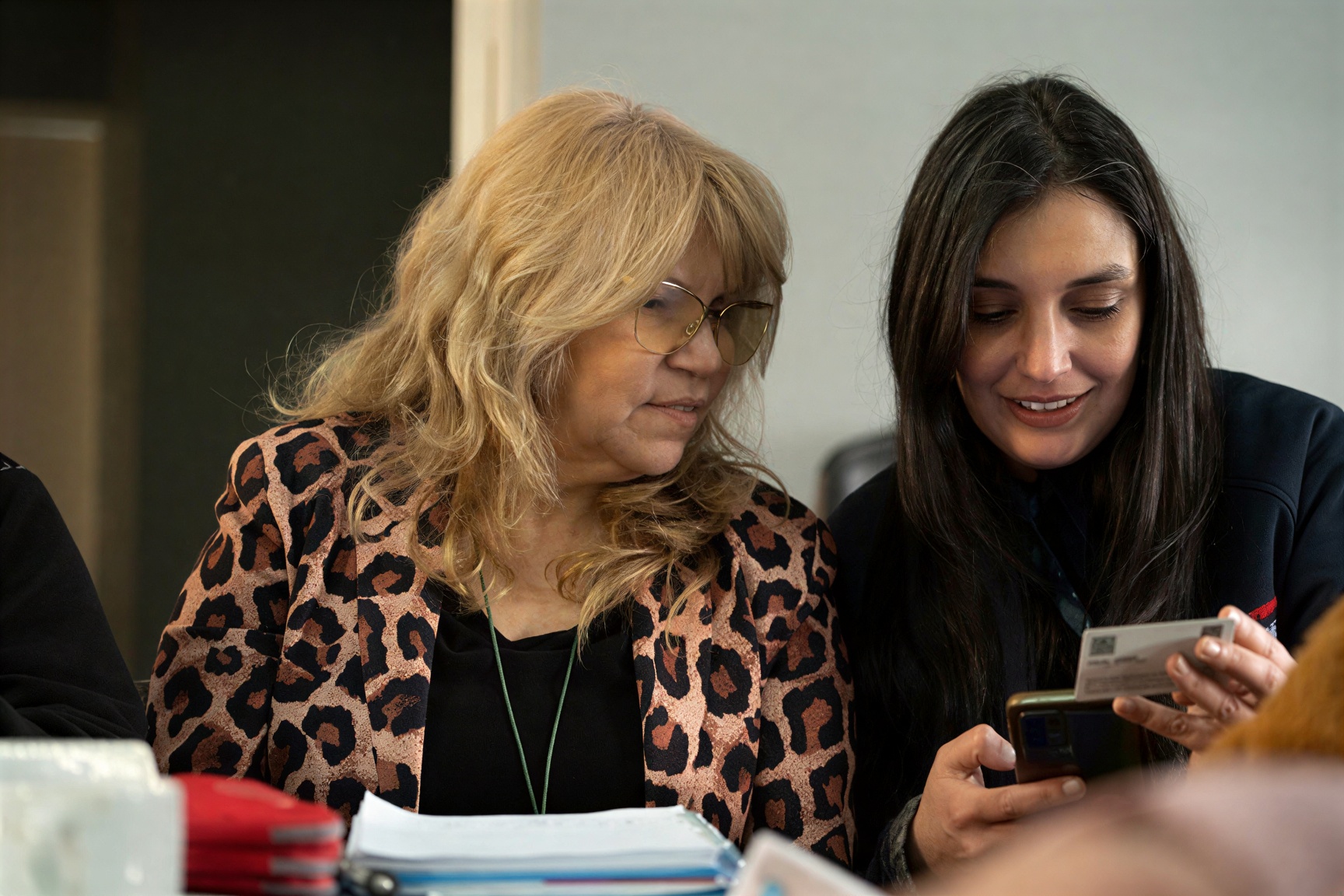 Two Chilean women at a course on digital citizenship and gender.