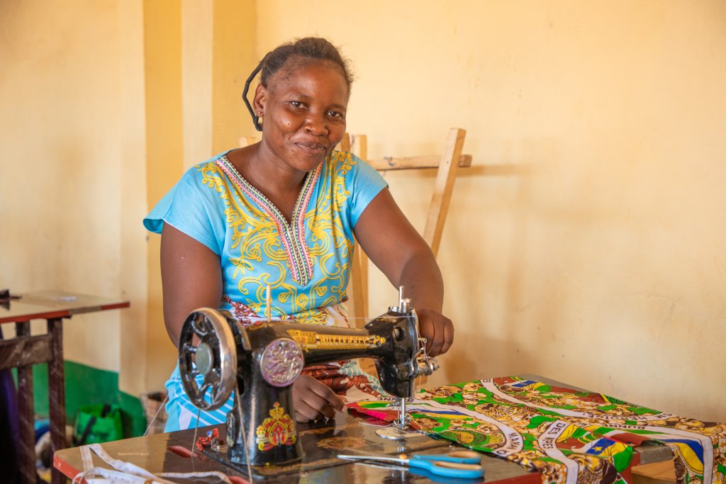 Woman using the sawing machine.