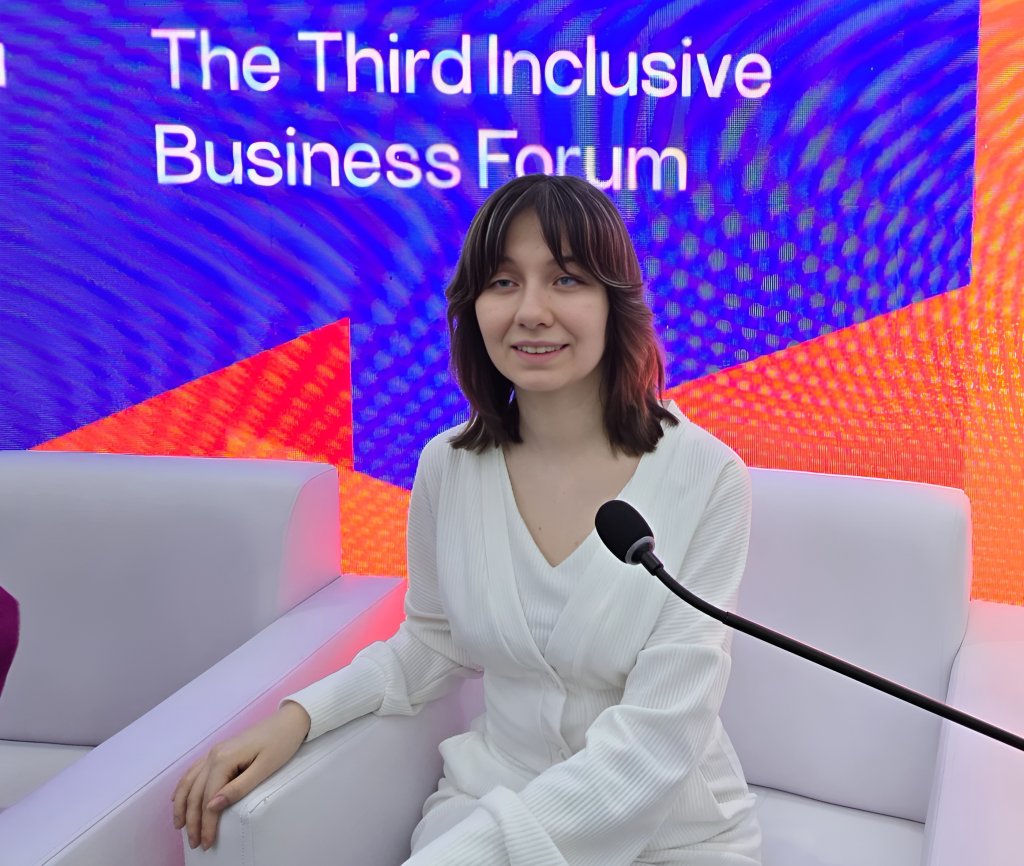 A UN disability inclusion volunteer speaks at a business forum.