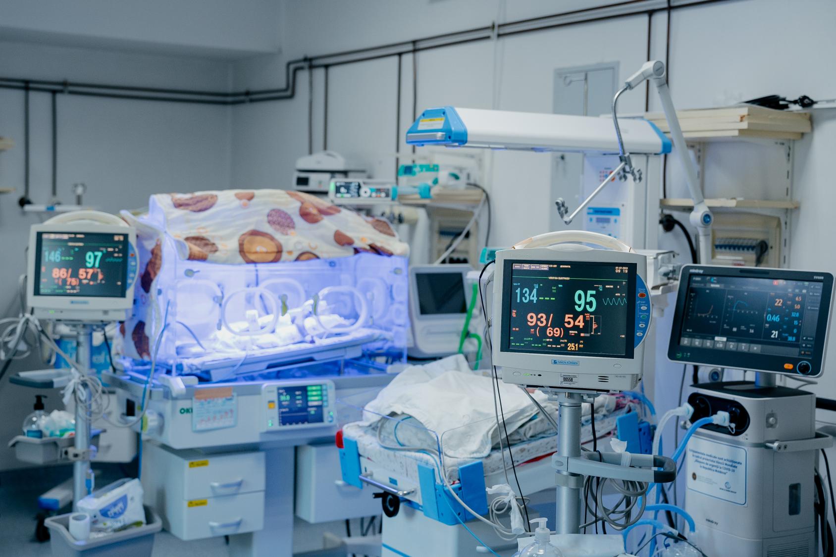 A room full of medical equipment 