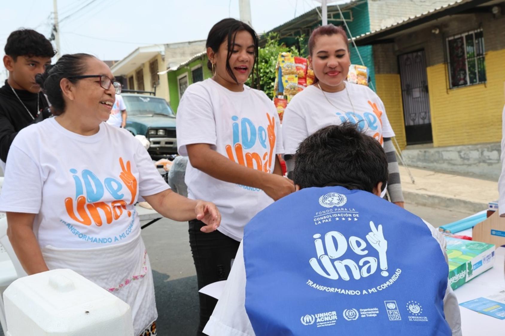A group of women wearing t-shirts with signage that reads De Una